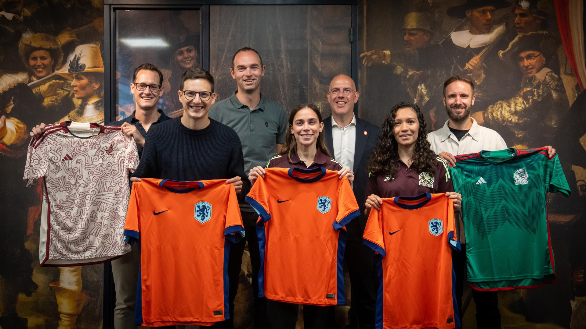 delegation-from-mexico-visits-knvb-knvb
