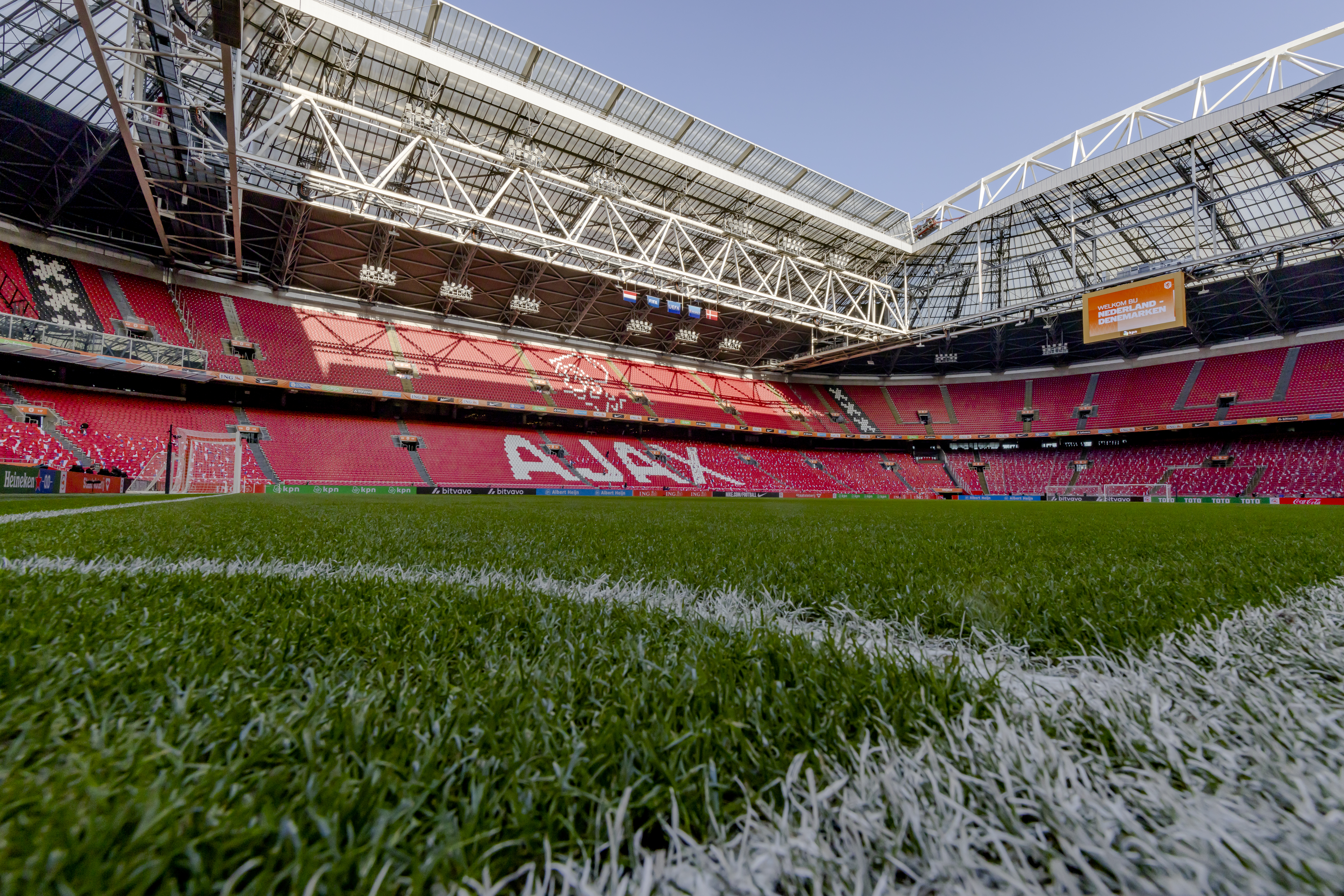 Uitsluitingen betaald voetbal: Ajax zonder Baas in Klassieker