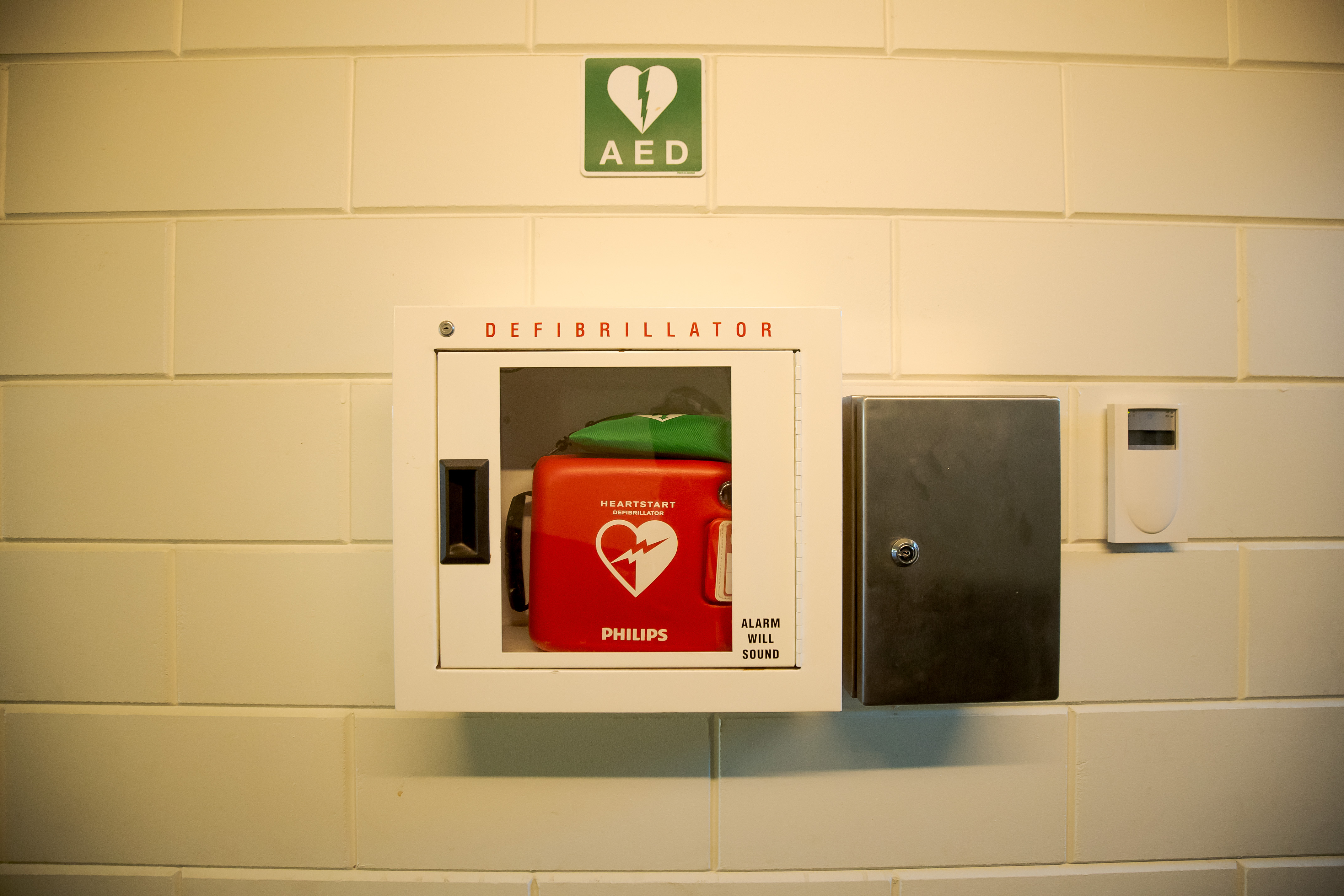 Scheidsrechter overleeft hartstilstand dankzij aanwezige AED en adequate reanimatie