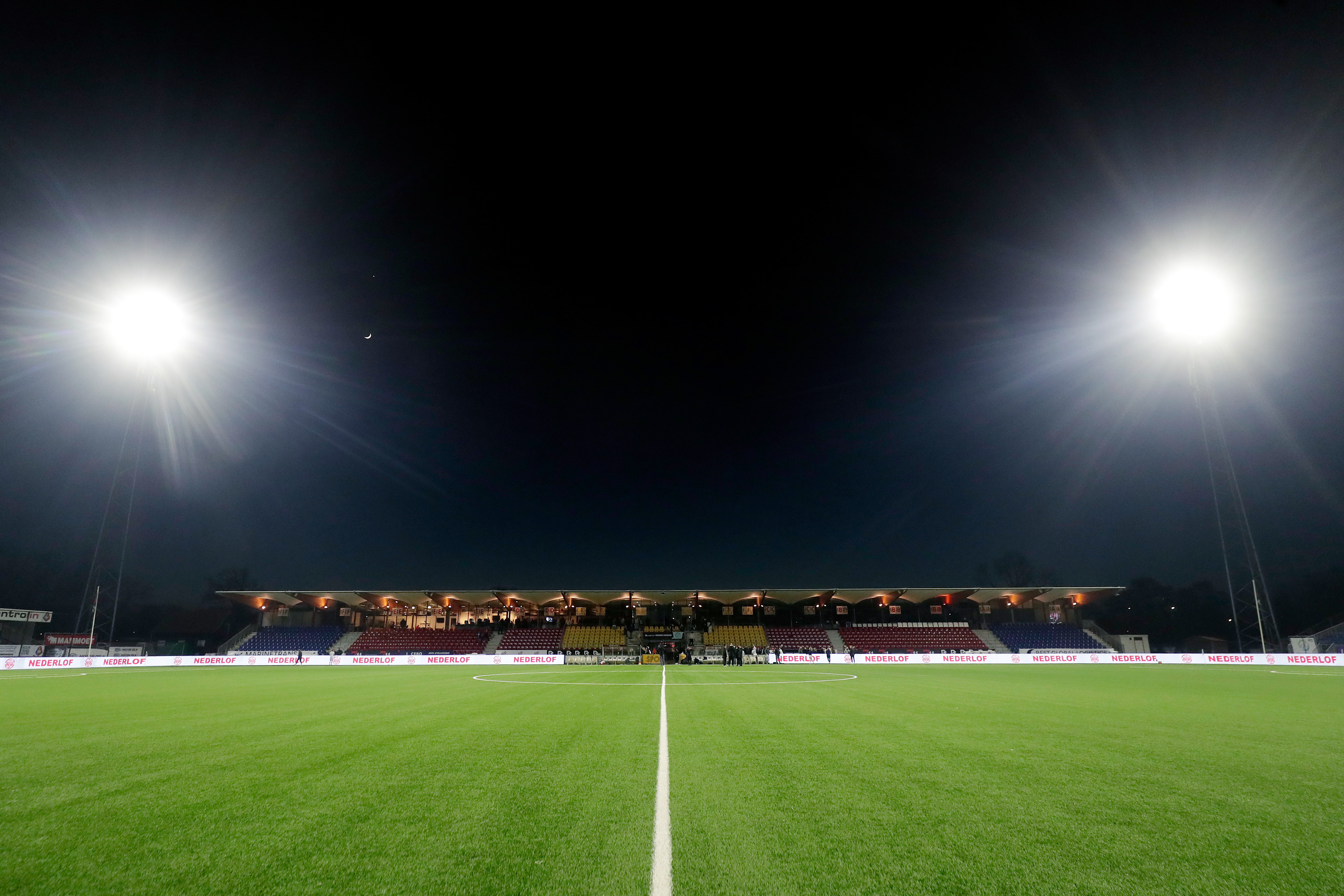 Cedric Hatenboer mist twee wedstrijden na rode kaart tegen Ajax