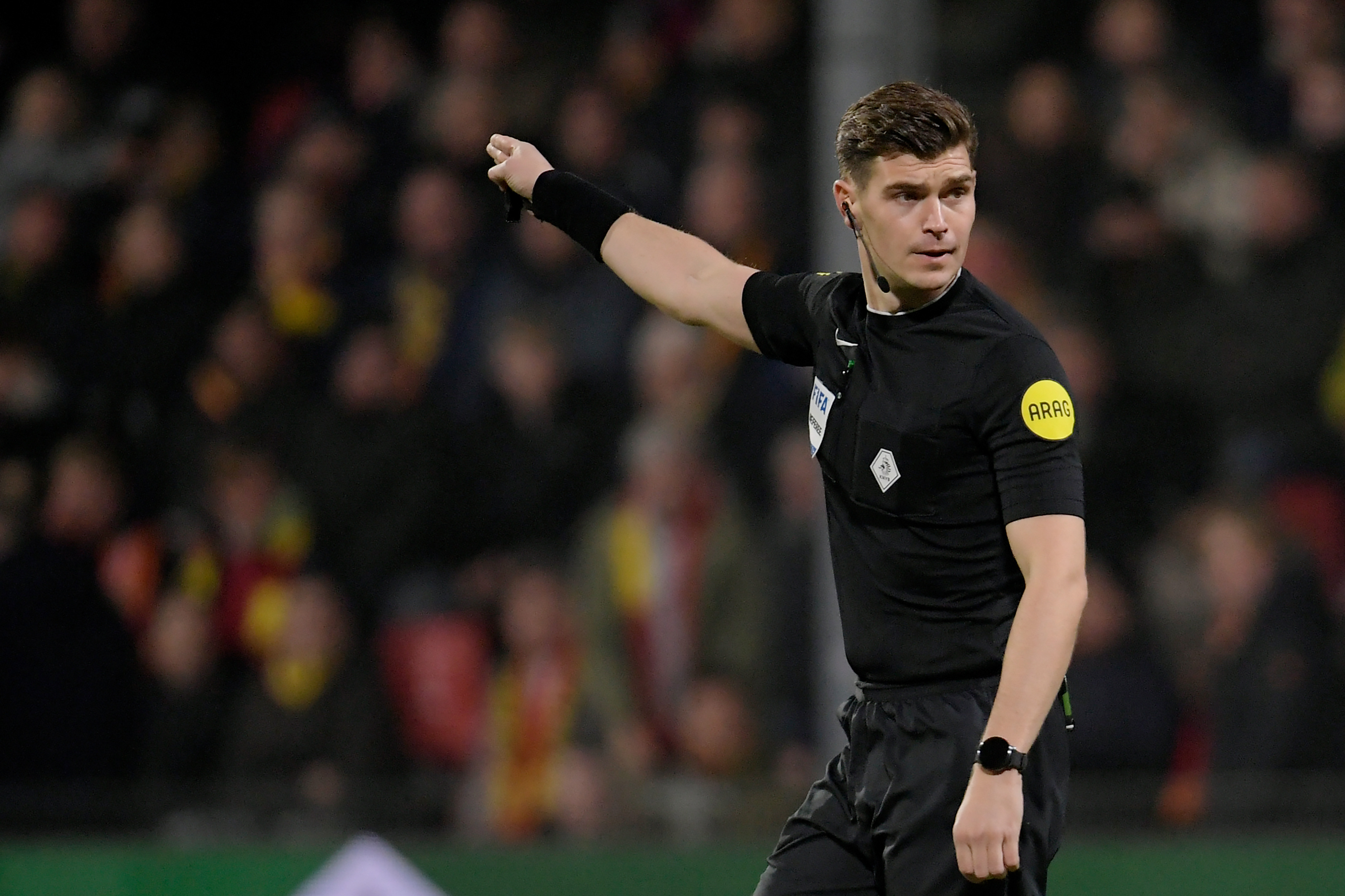 Joey Kooij heeft de leiding over FC Twente - Feyenoord