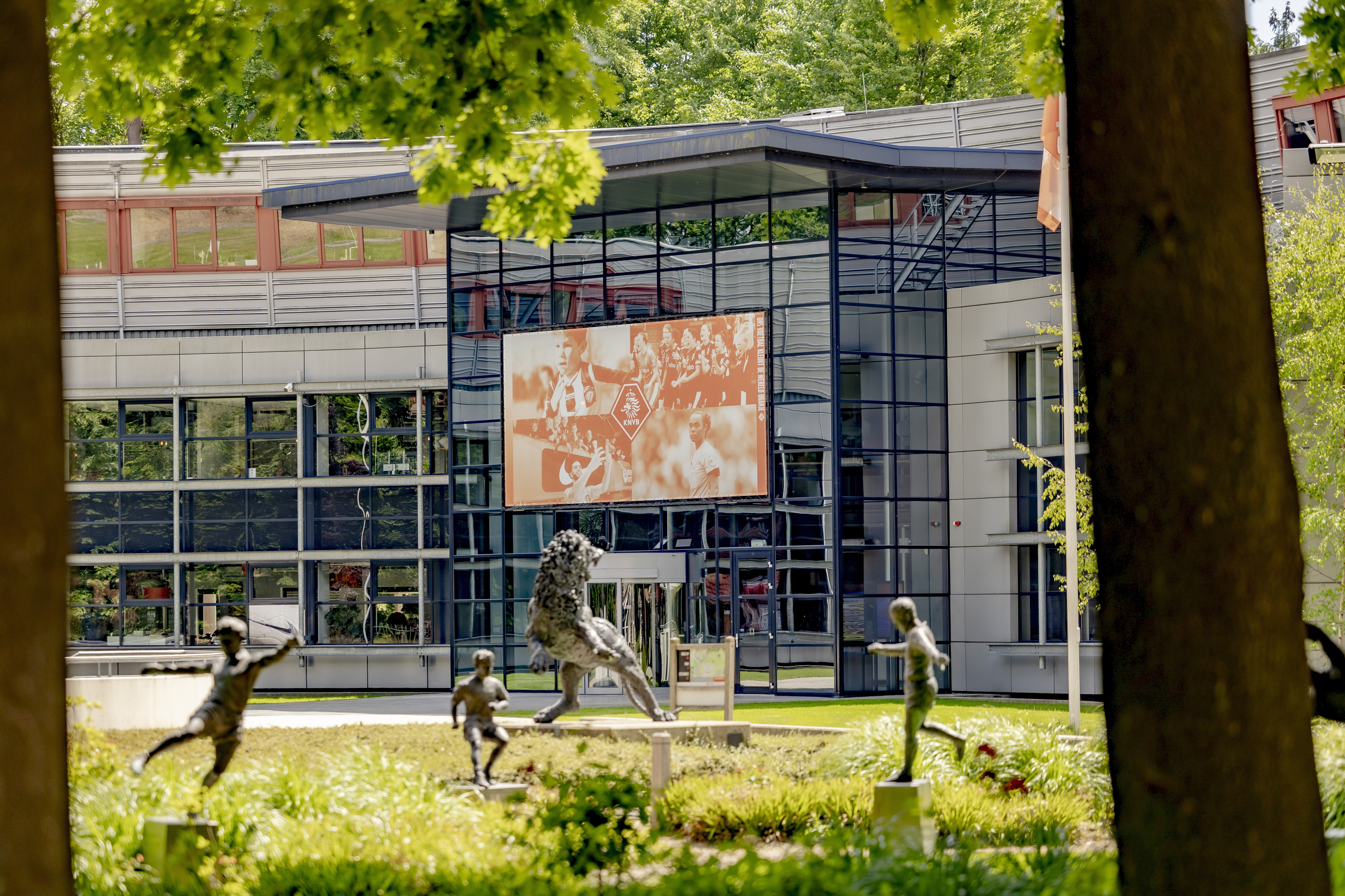 KNVB gaat door met Zeist en Almere: Vervolgonderzoek naar toekomst KNVB Campus