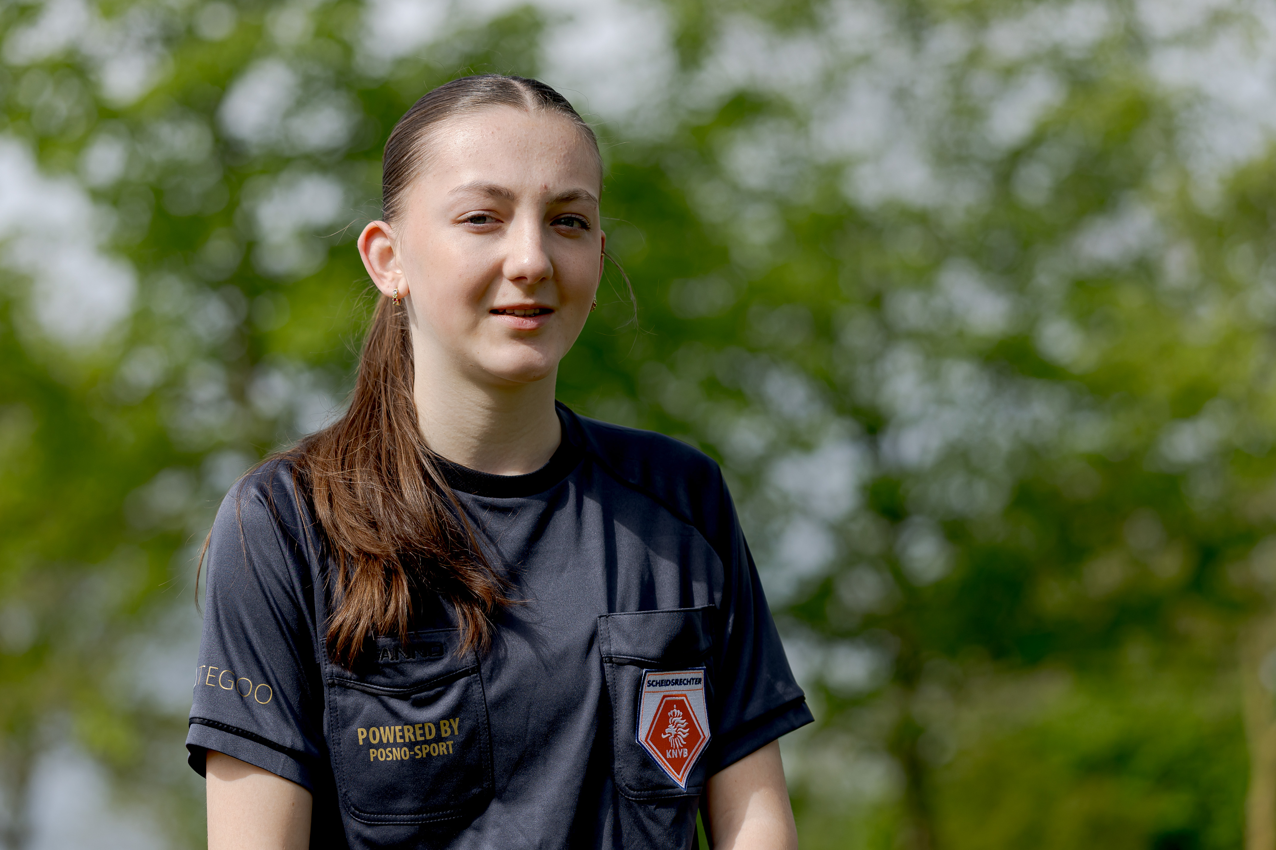 Mila Ehren (15) is gediplomeerd verenigingsscheidsrechter: 'Probeer het gewoon. Fluiten is hartstikke leuk!'