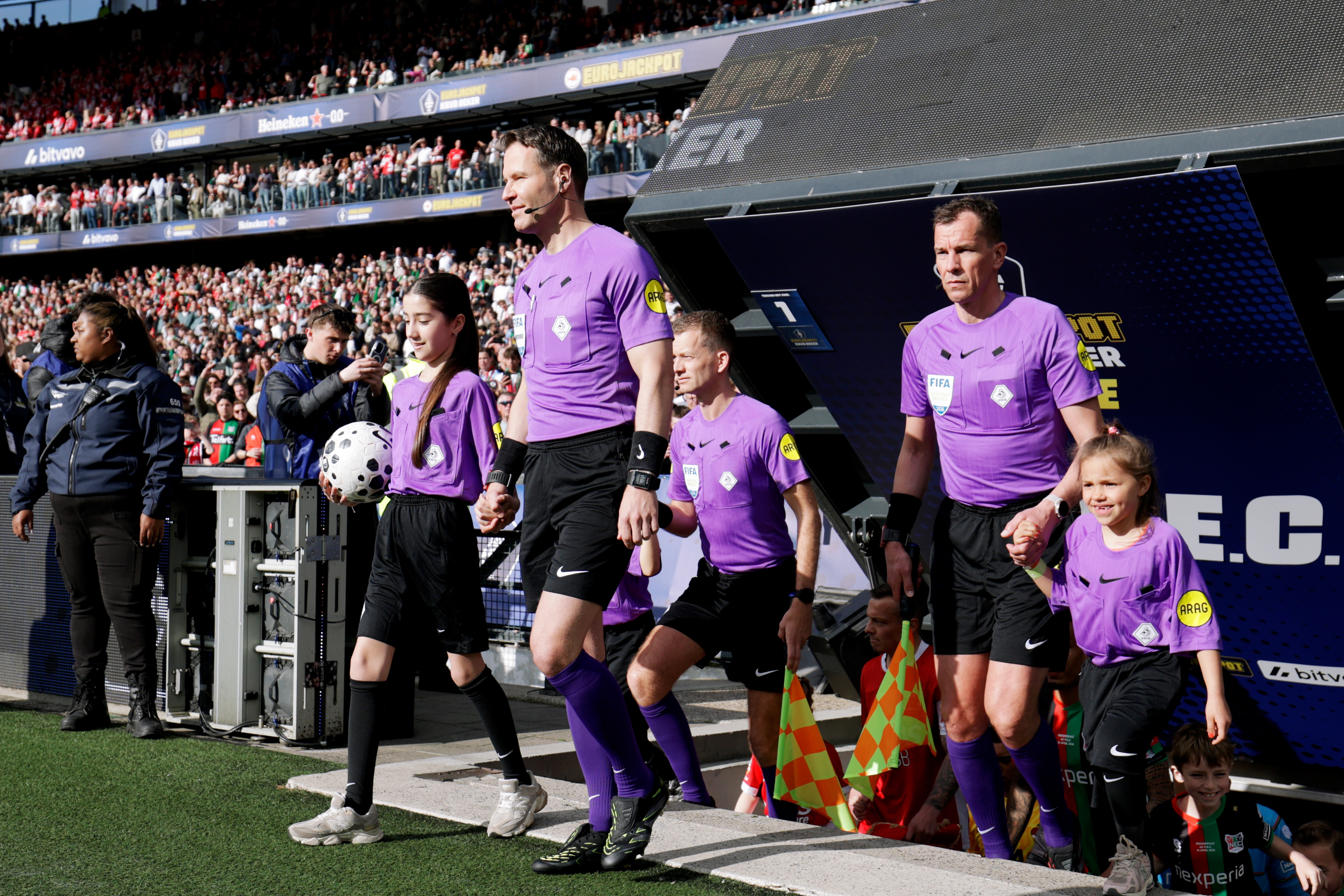 Nieuw scheidsrechtertenue in de spotlight tijdens Eurojackpot KNVB Bekerfinale