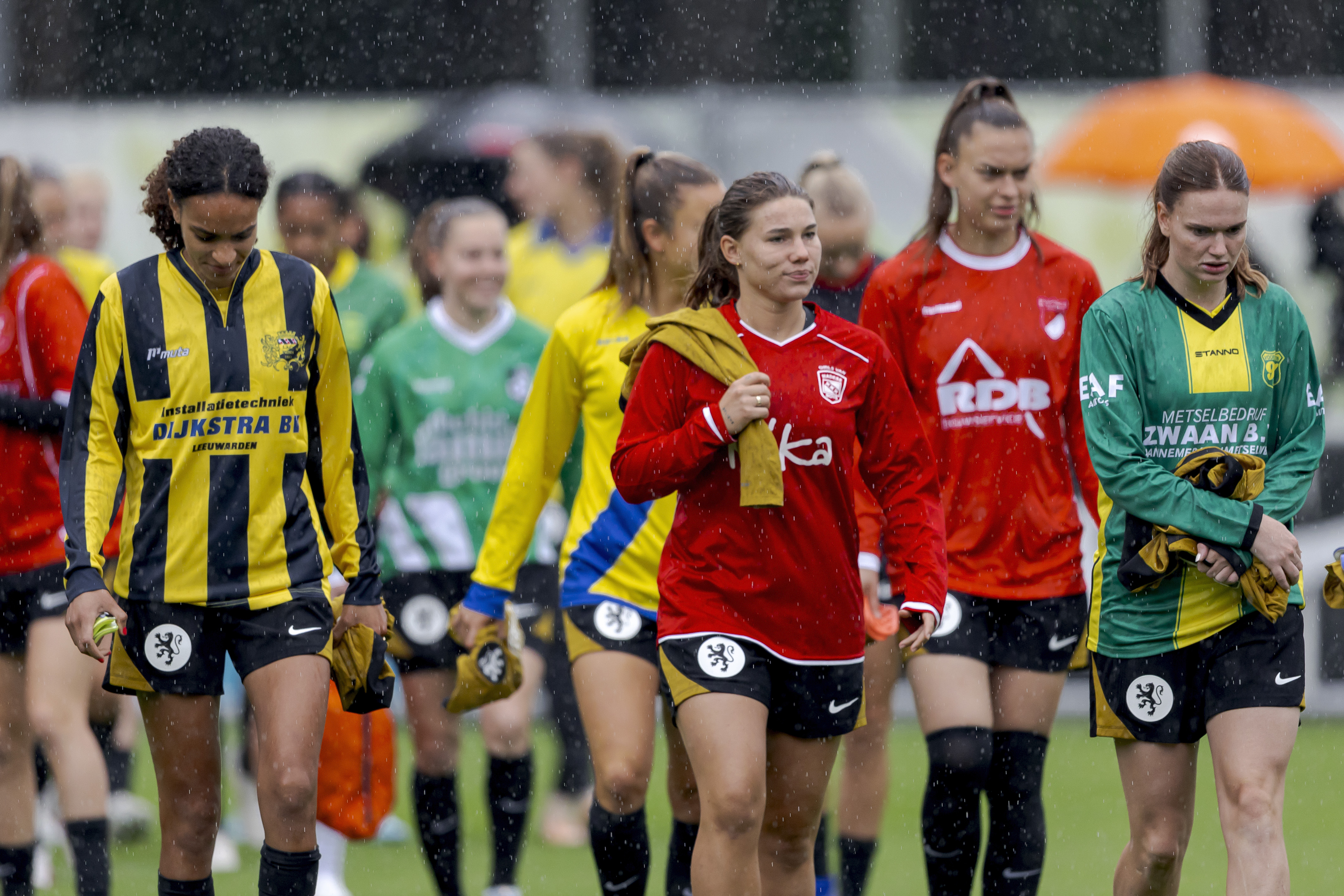 Spelers Oranje (v) trainen in eigen amateurshirt in aanloop naar Nationale Voetbalweekend