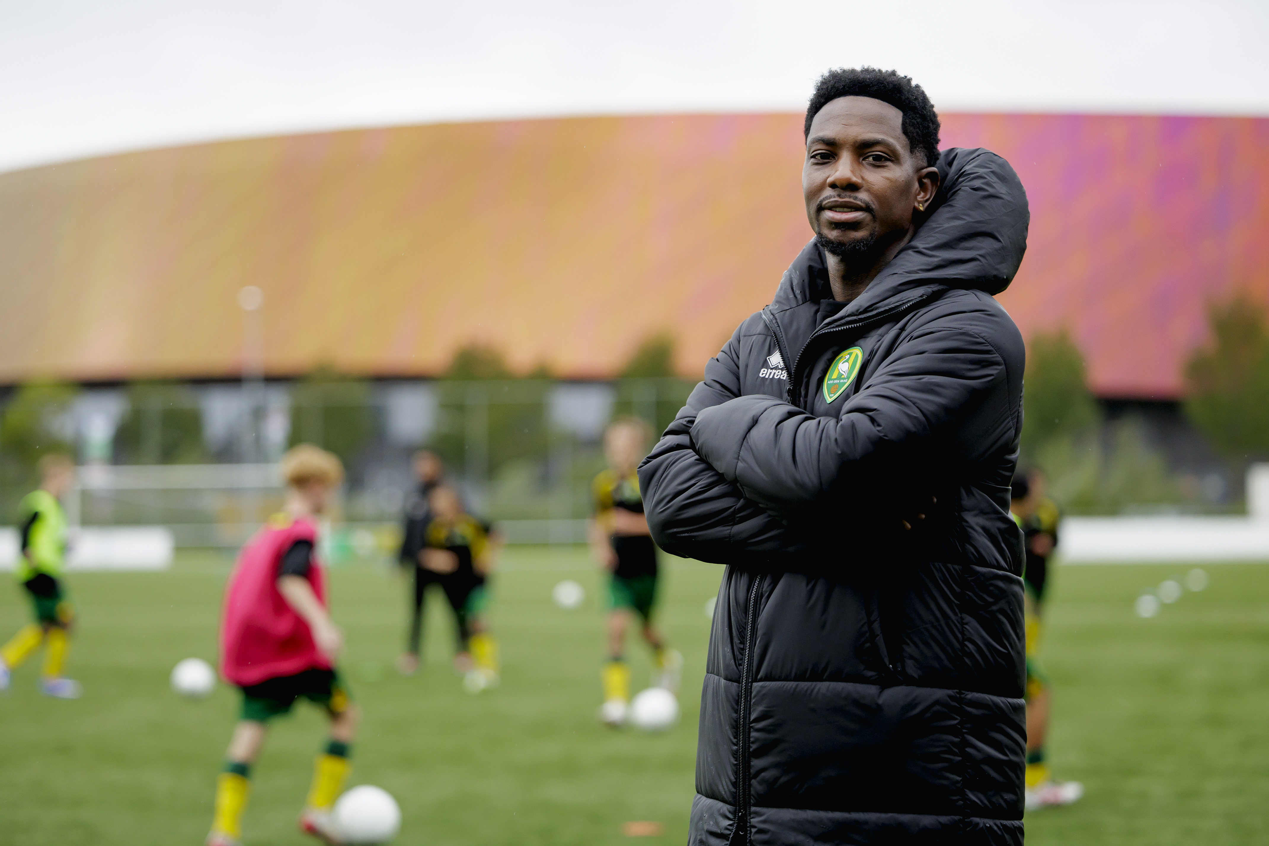 Elia brengt de jeugd respect bij als trainer