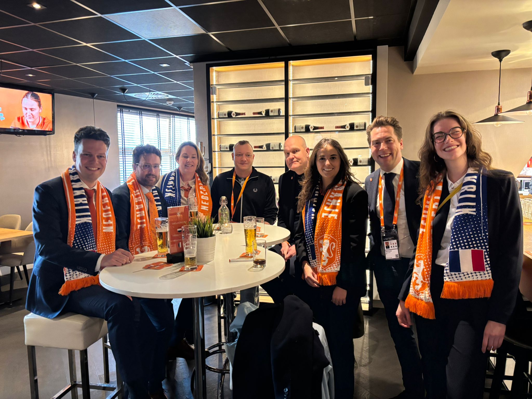 Samen voor gastvrij en veilig voetbal: D66 op werkbezoek bij Oranjeleeuwinnen