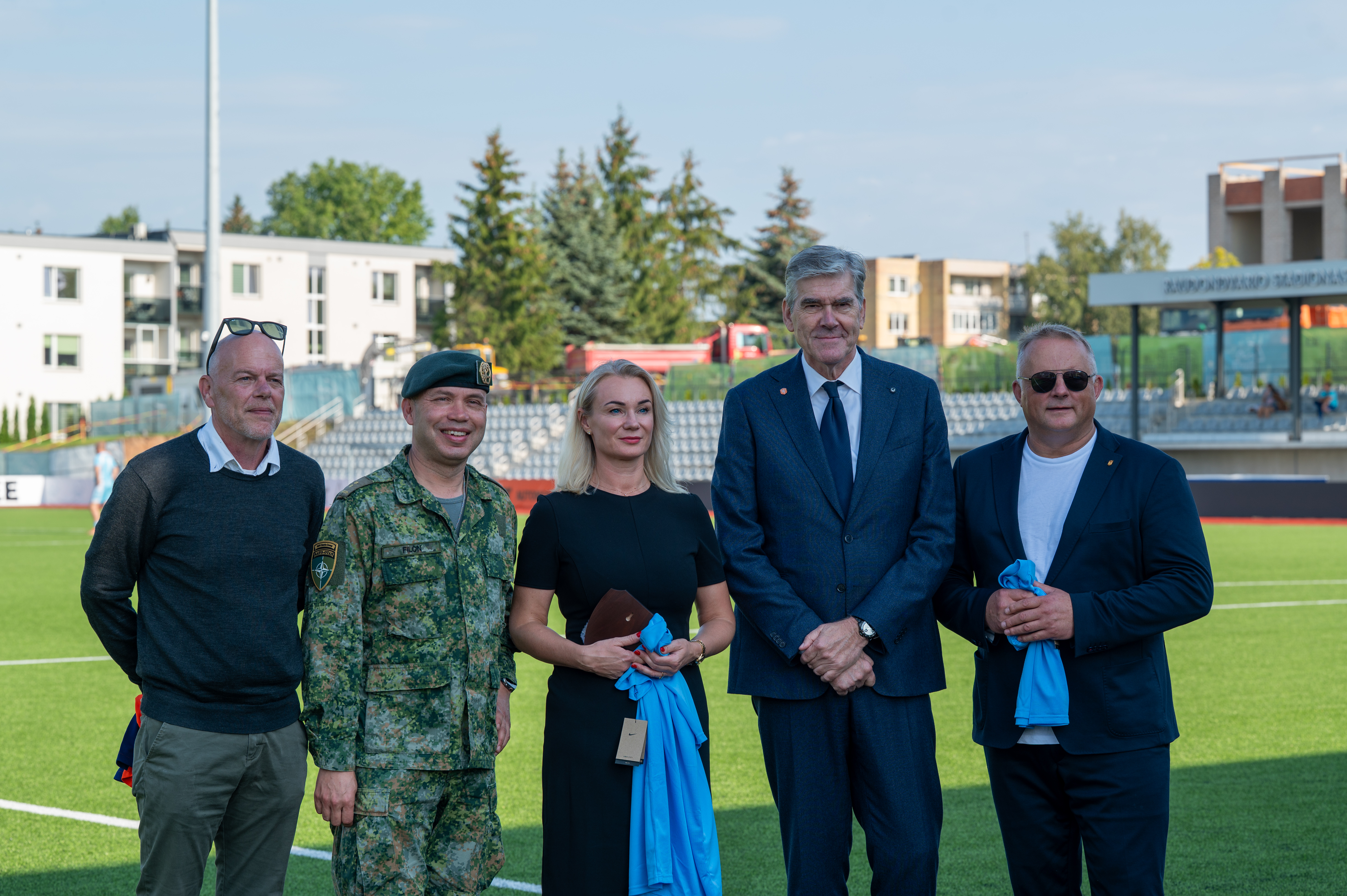 Voetbal verbindt: Nederlandse militairen en WorldCoaches organiseren sportdag in Kaunas