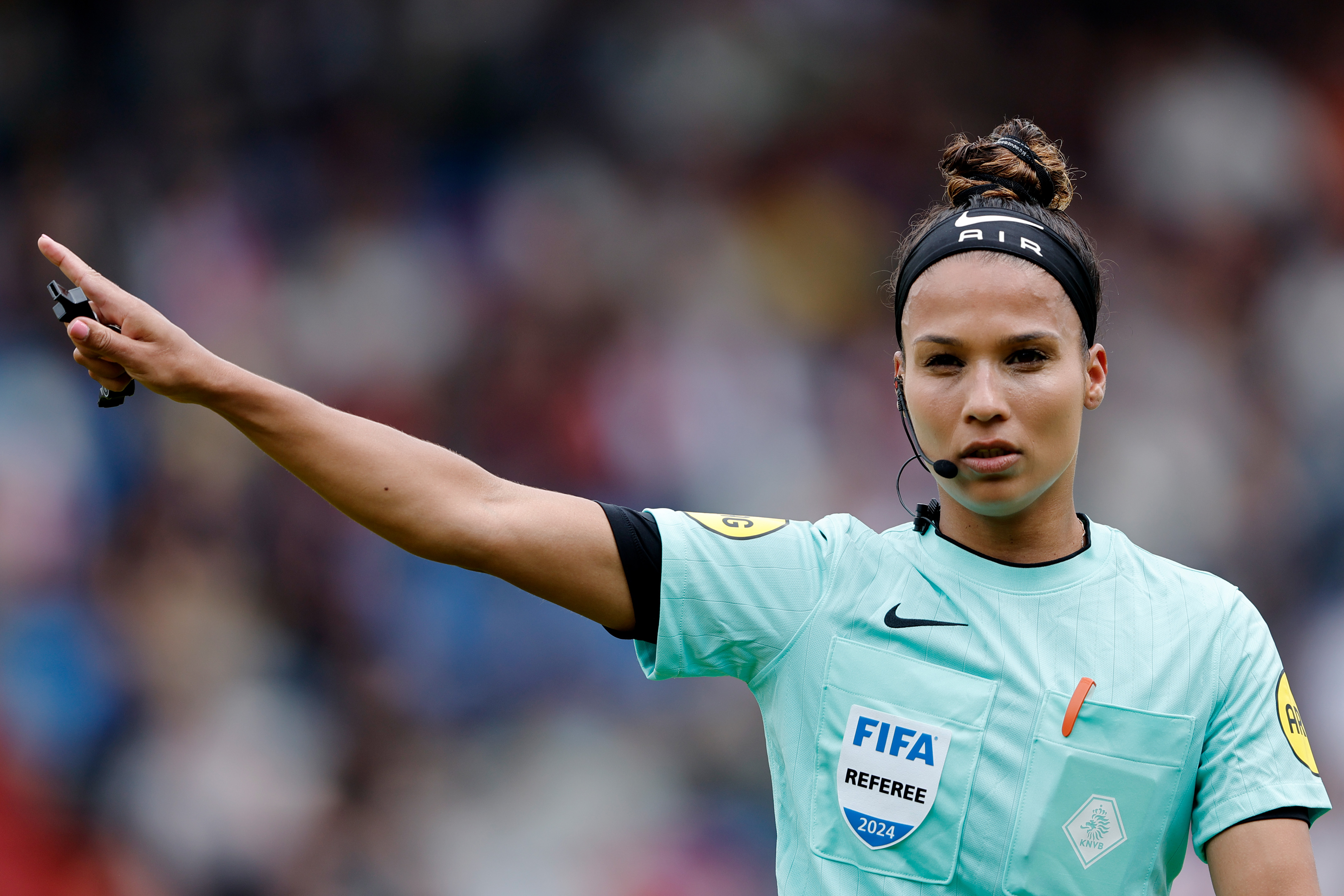Shukrula eerste vrouwelijke scheidsrechter in het Nederlandse betaald voetbal