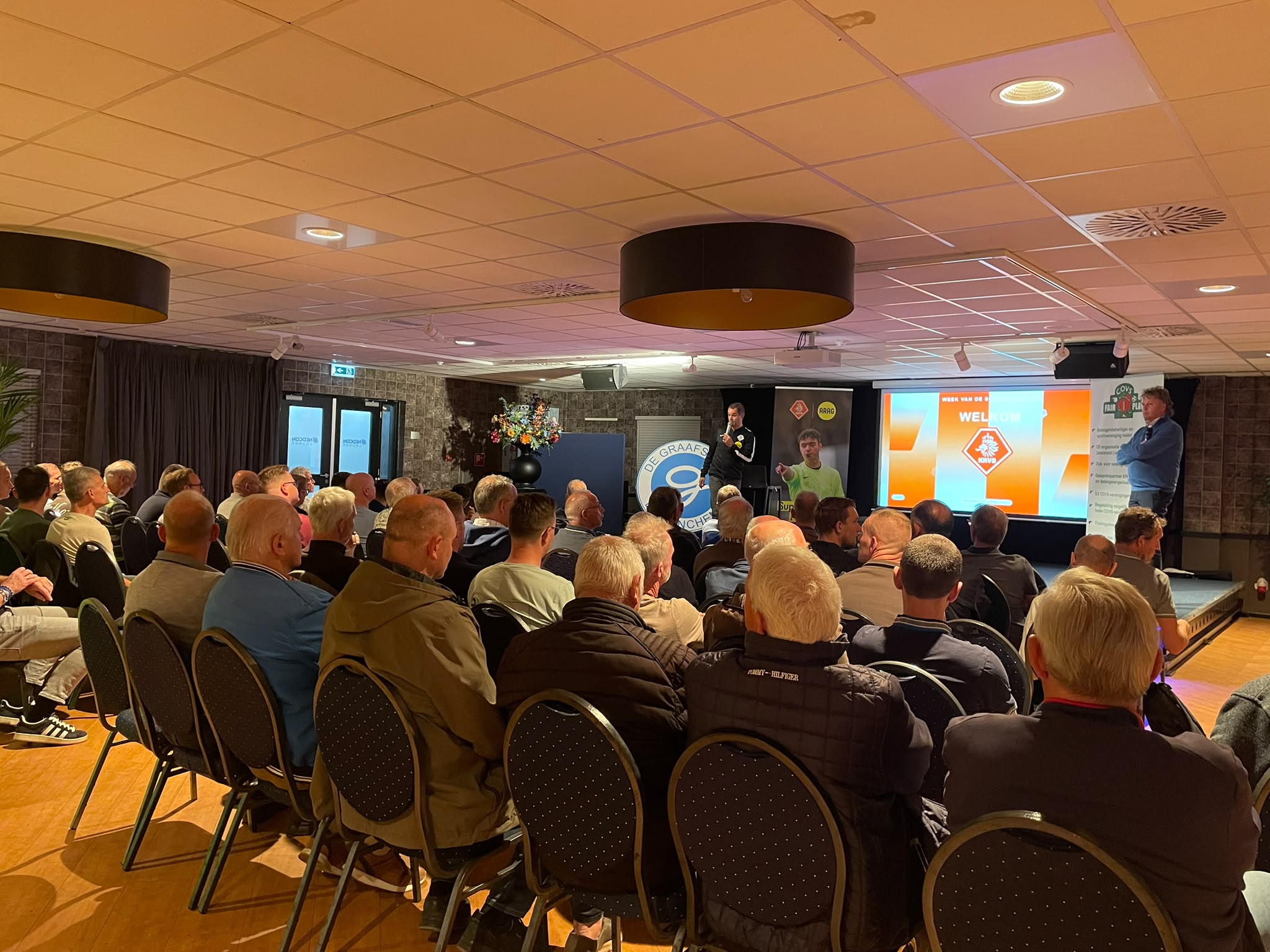 Bijeenkomsten KNVB-officials: ‘Gezellig en nuttig om collega’s te ontmoeten en over het vak te praten’