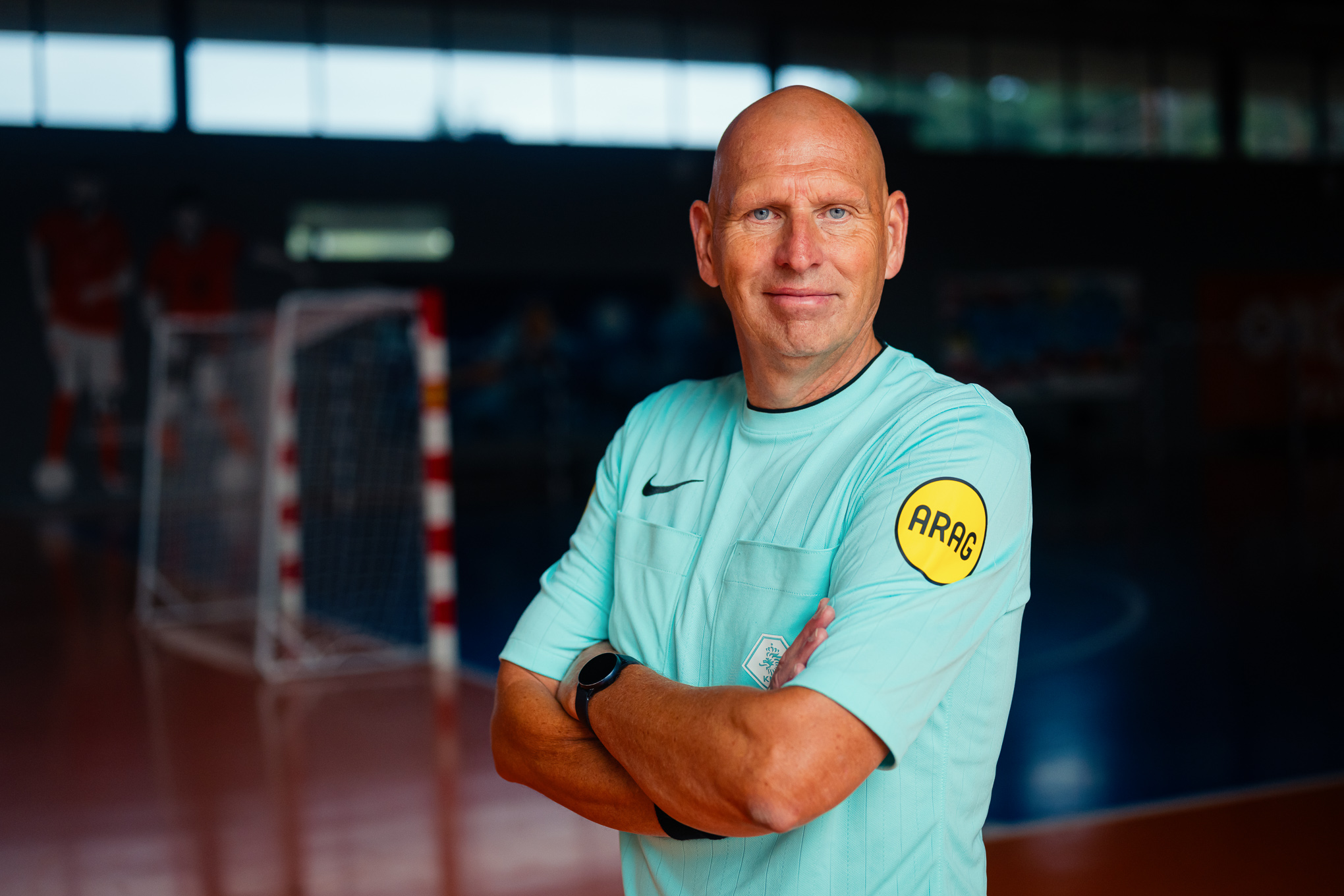 Futsalarbiter Peter Domhof fluit op zijn 62e voor het eerst in de Eredivisie