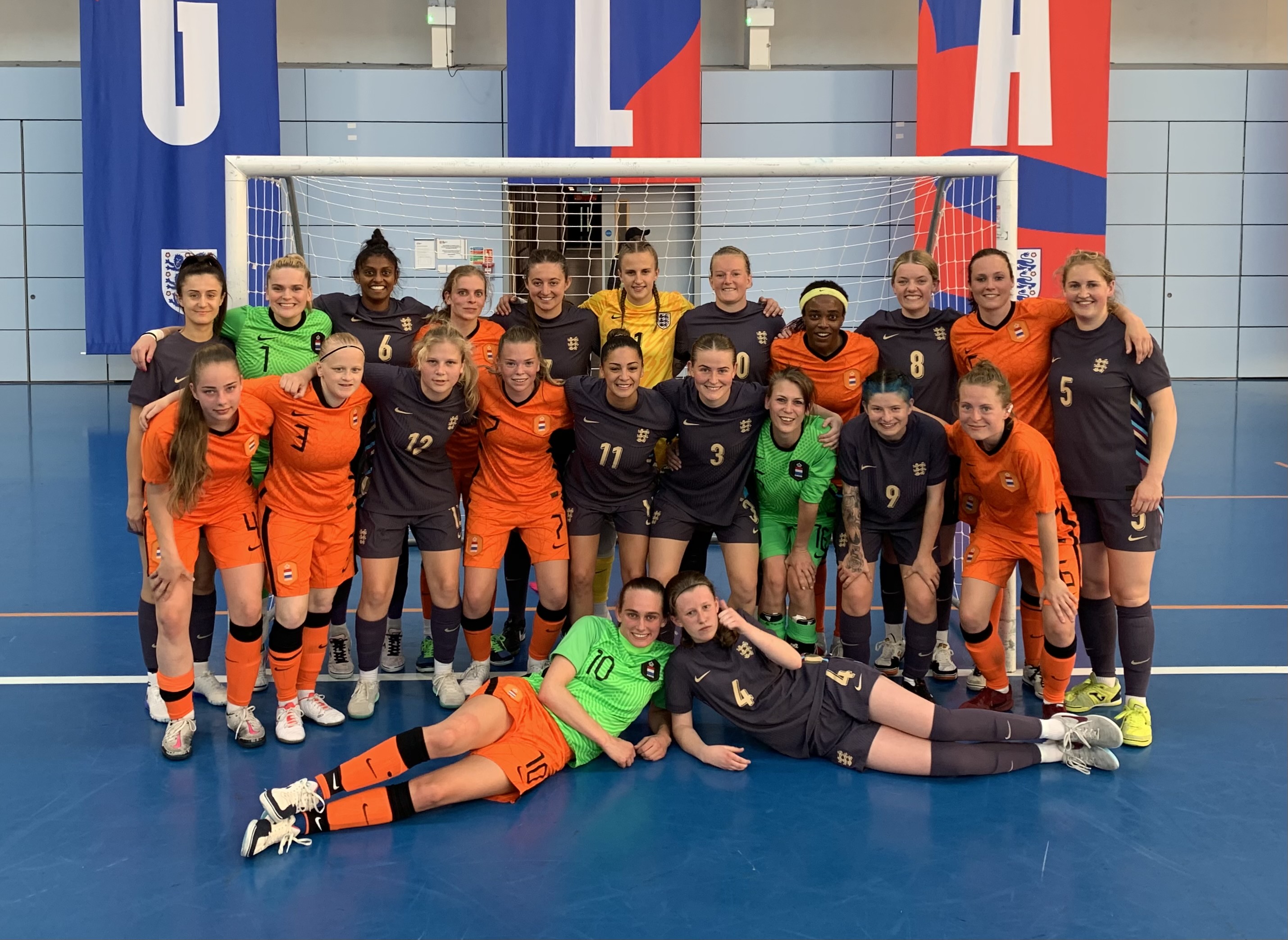 Nederlandse Doven Vrouwen Futsalteam leert snel in tweeluik met Europees kampioen Engeland