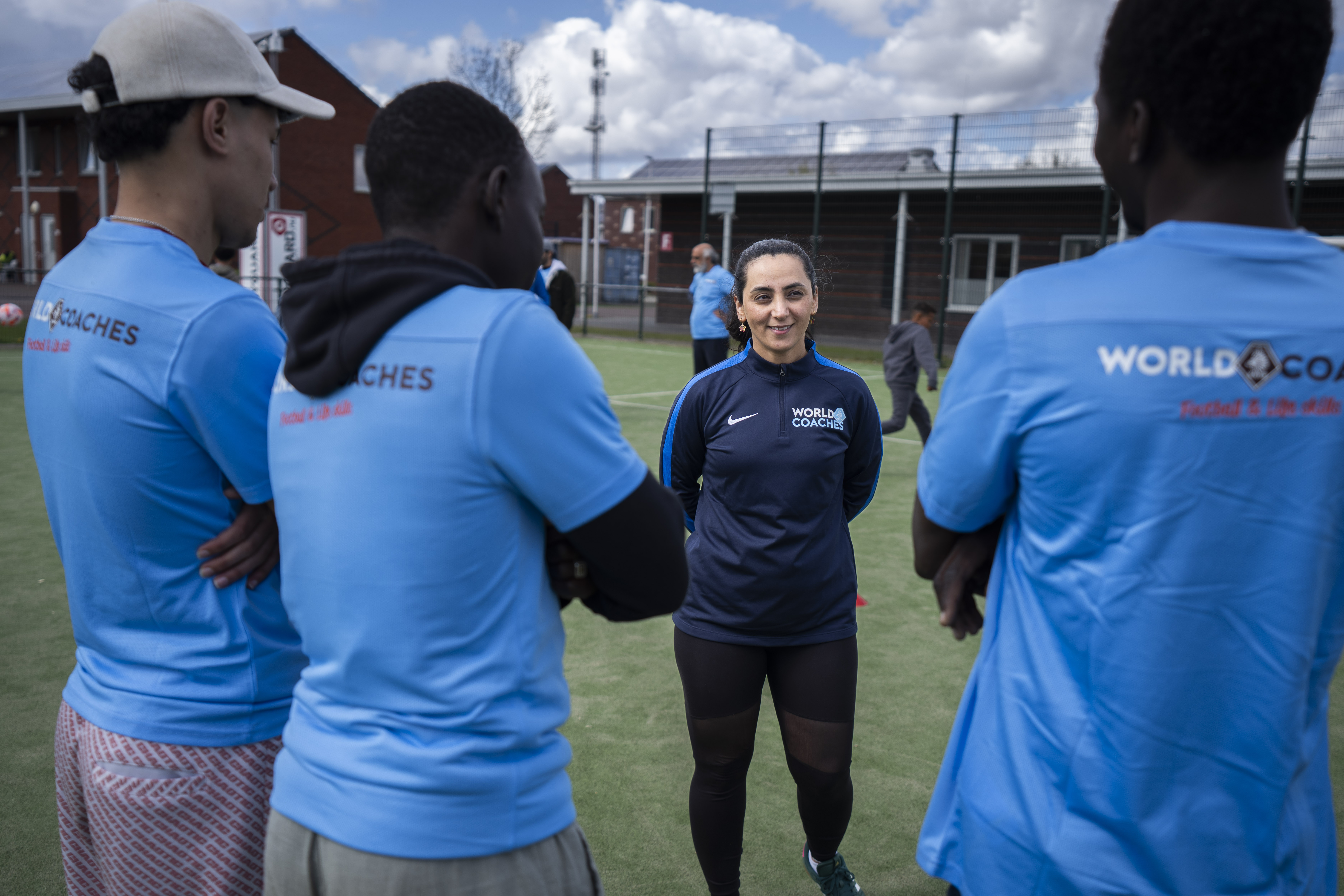 Voormalig Afghaans aanvoerder Khalida Popal zet sport in voor verbinding in Ter Apel