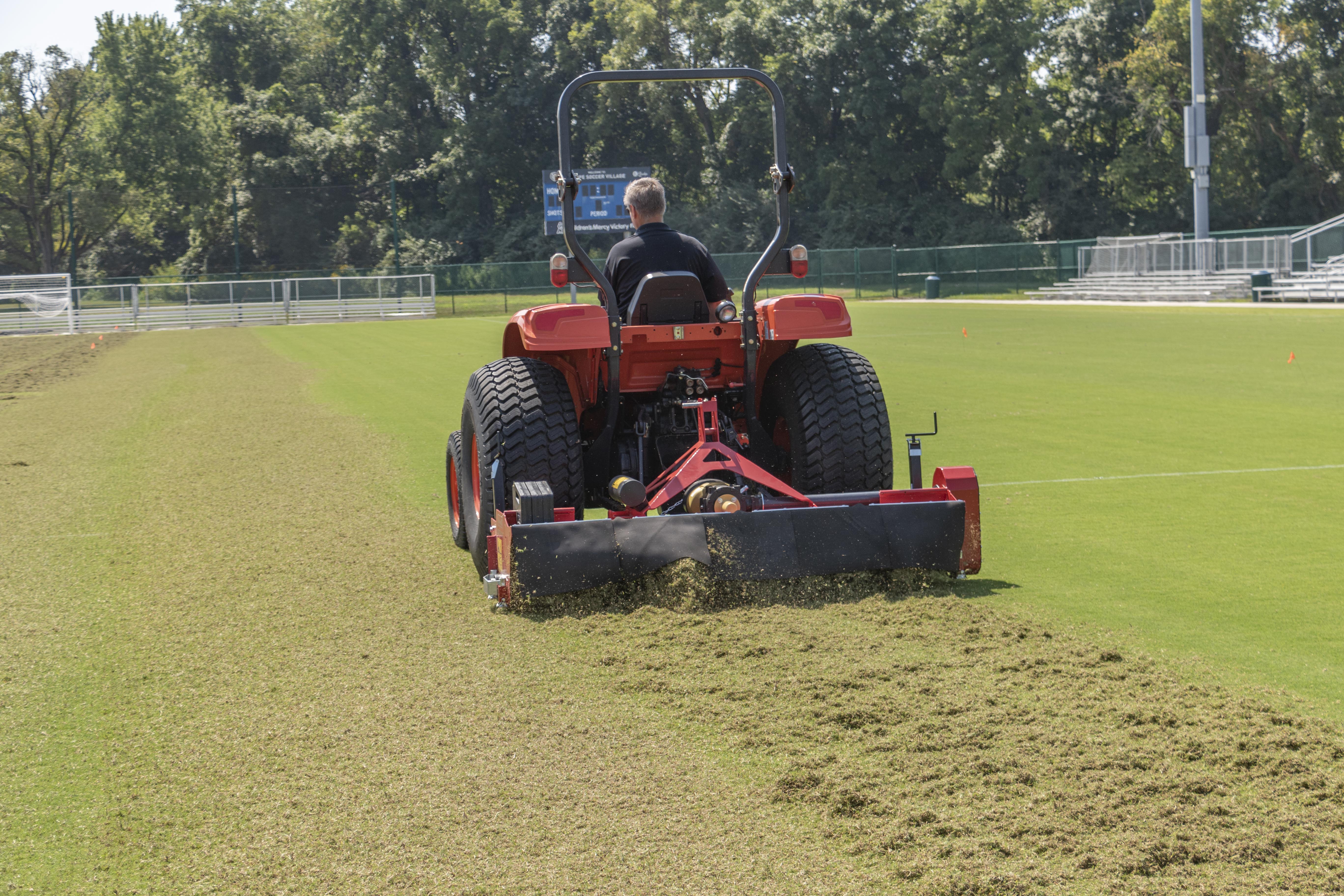Mos op het voetbalveld: herkennen, voorkomen en bestrijden