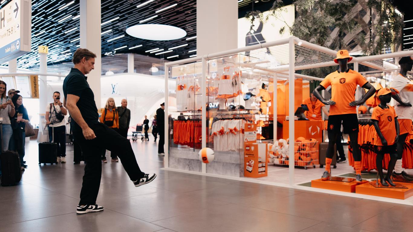 Oranje-koorts op de luchthaven: Schiphol, Nike, KNVB en Enticon openen pop-up store tijdens WK 2026