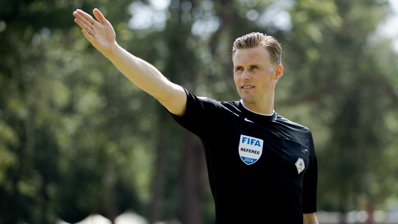 Sander van der Eijk heeft de leiding over Ajax - FC Twente