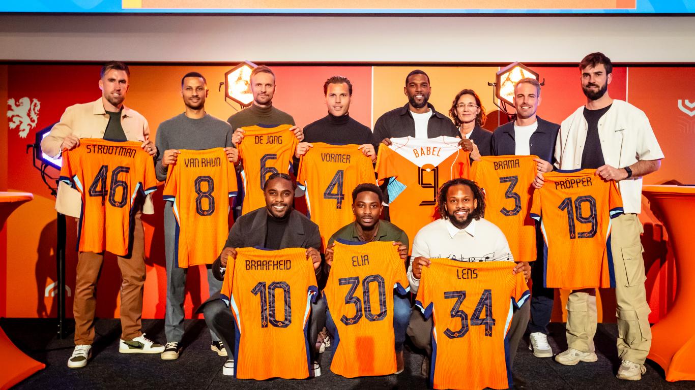 Elf ex-internationals en zestig Oranjefans vereeuwigd op Oranje Wall of ...