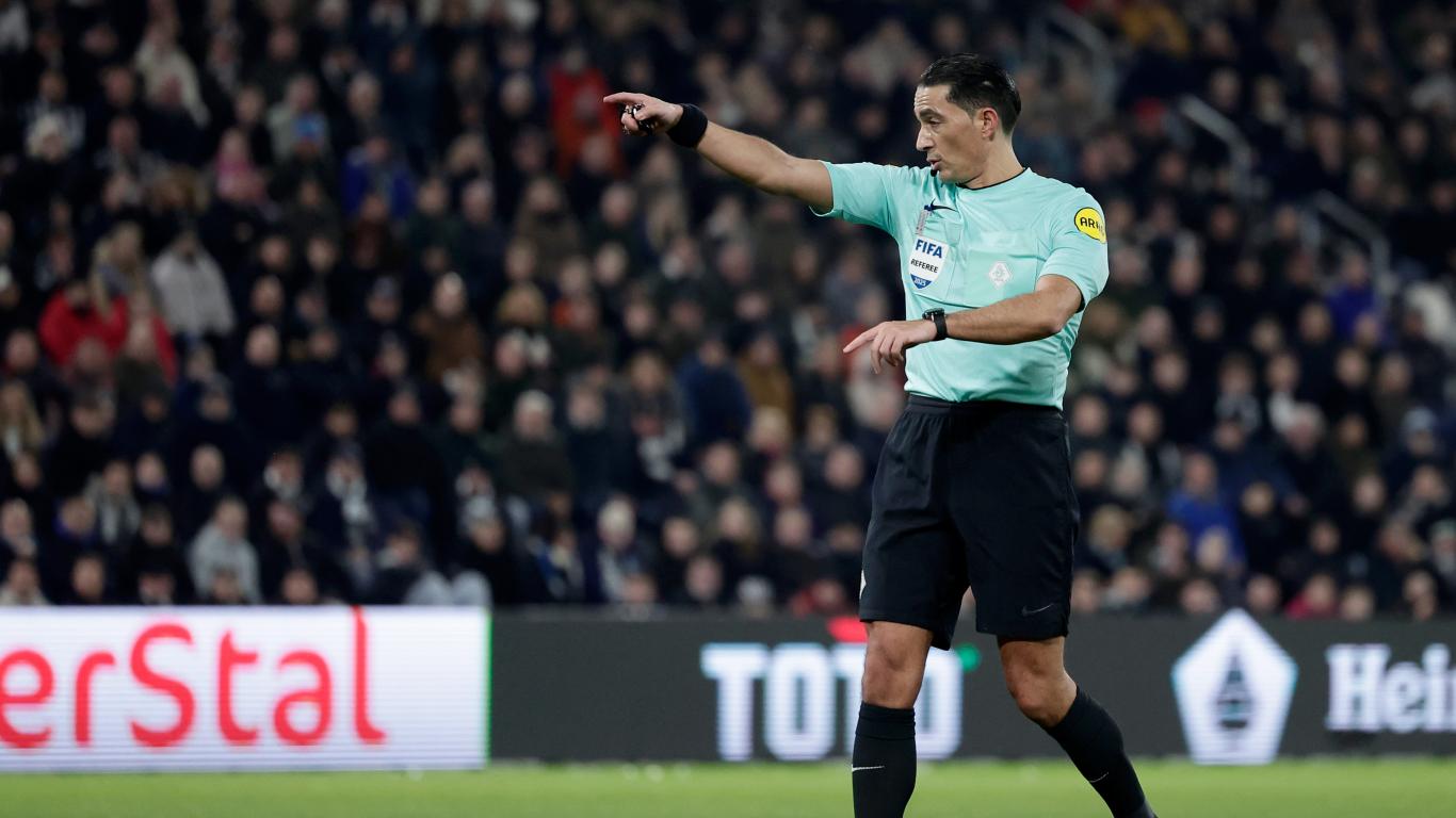 Serdar Gözübüyük heeft de leiding over sc Heerenveen - PSV