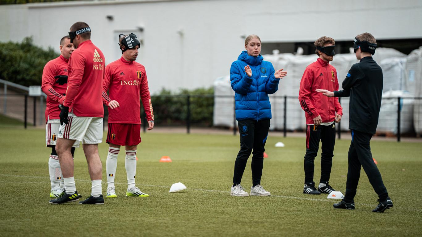 Blind Devils Trainen Met Nederlandse Blindenvoetballers Op KNVB Campus ...