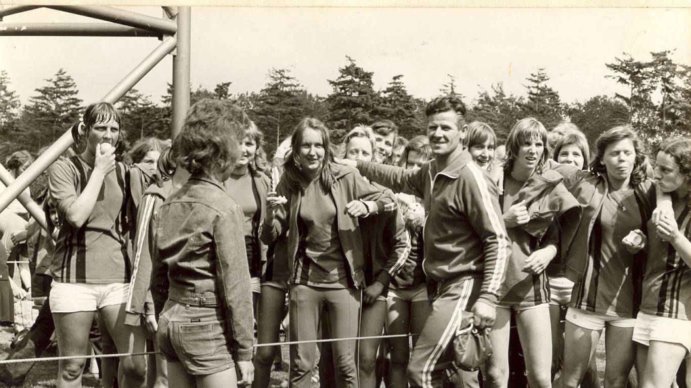 50 jaar vrouwenvoetbal: vv Reutum eerste kampioen