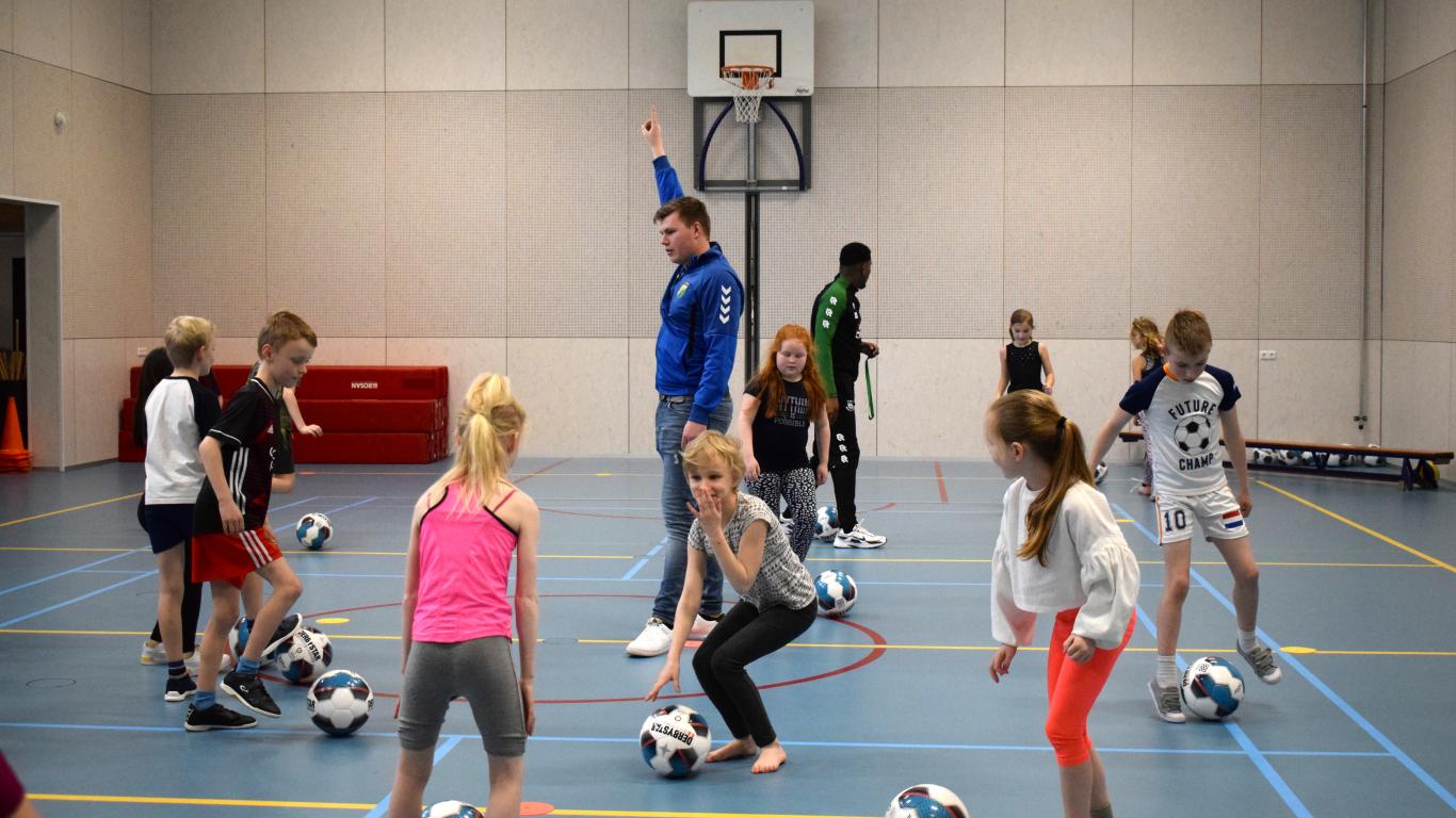 FC Groningen en SC Scheemda geven samen gymlessen