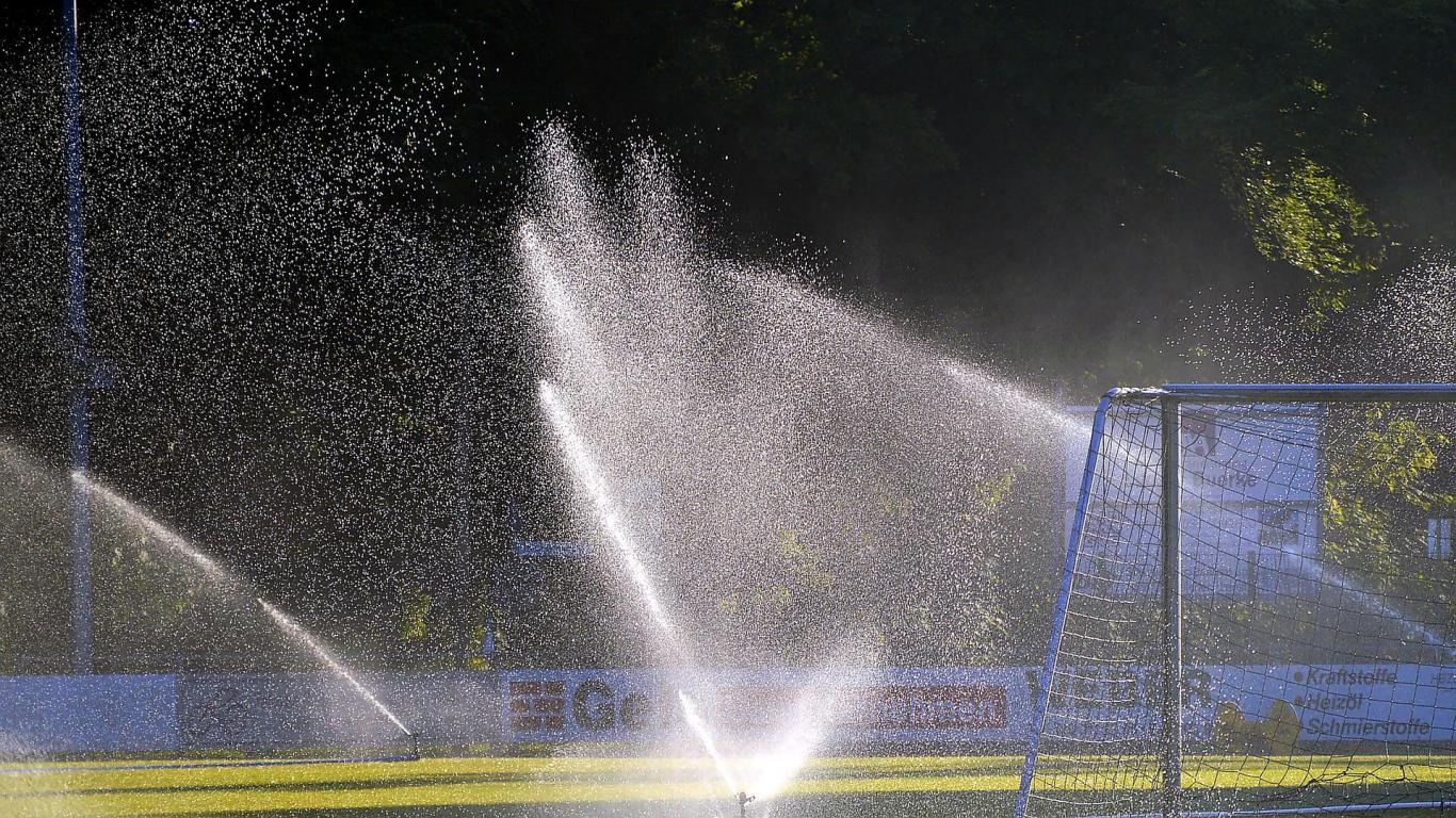 Onderzoek UEFA: 70% van de blessures ontstaat op te droge velden