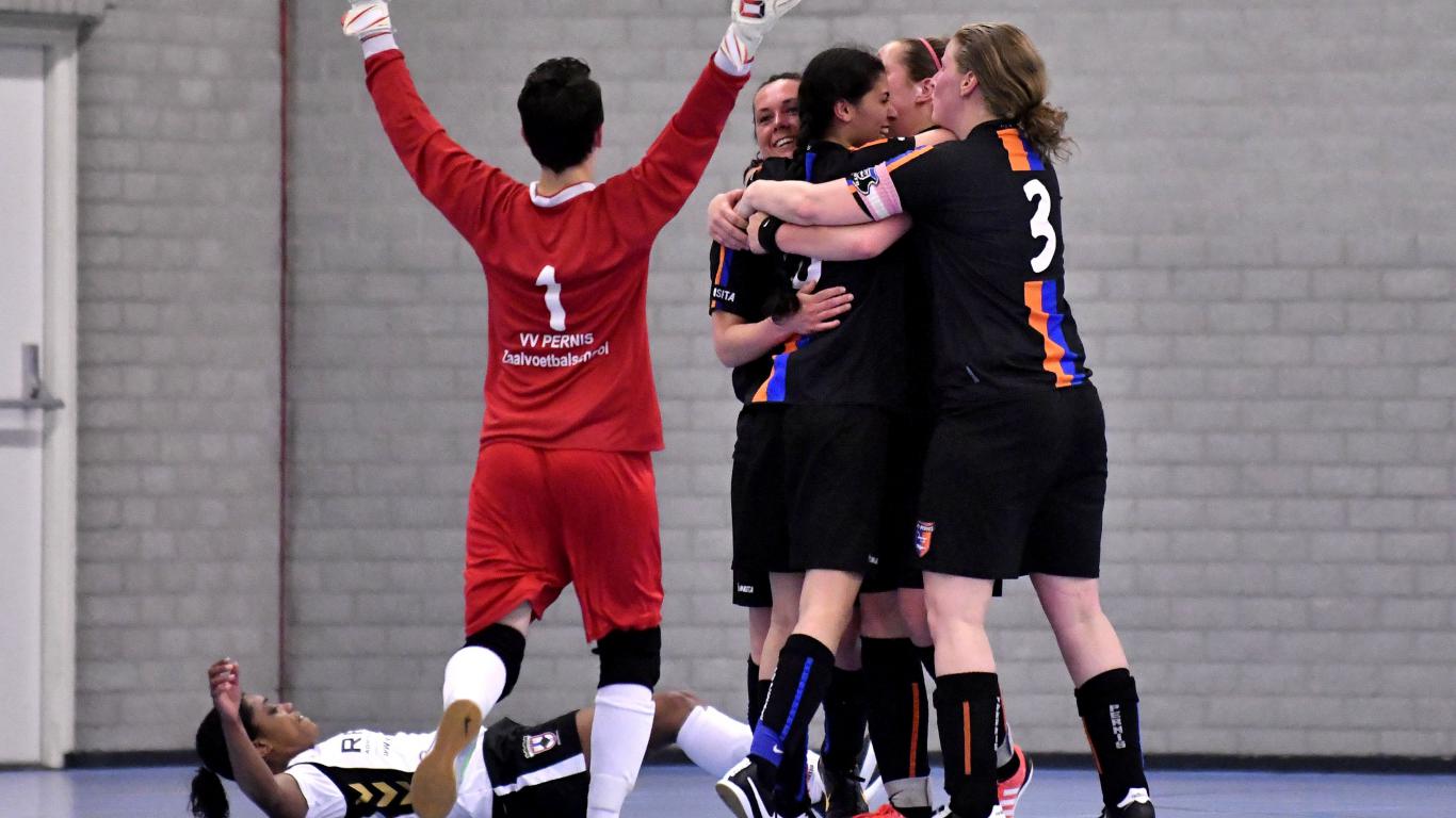 vv Pernis landskampioen in de zaal bij de vrouwen