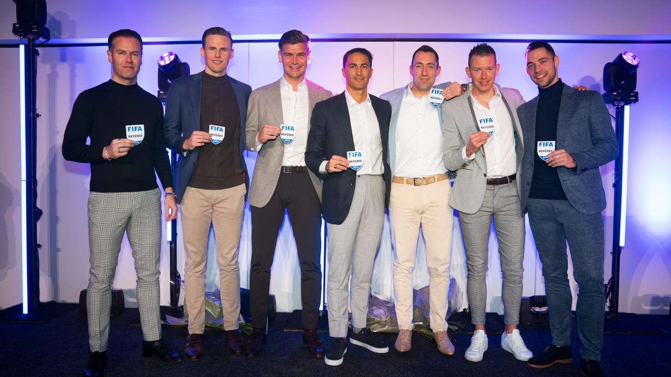 Internationale officials ontvangen FIFAbadges op KNVB Campus KNVB