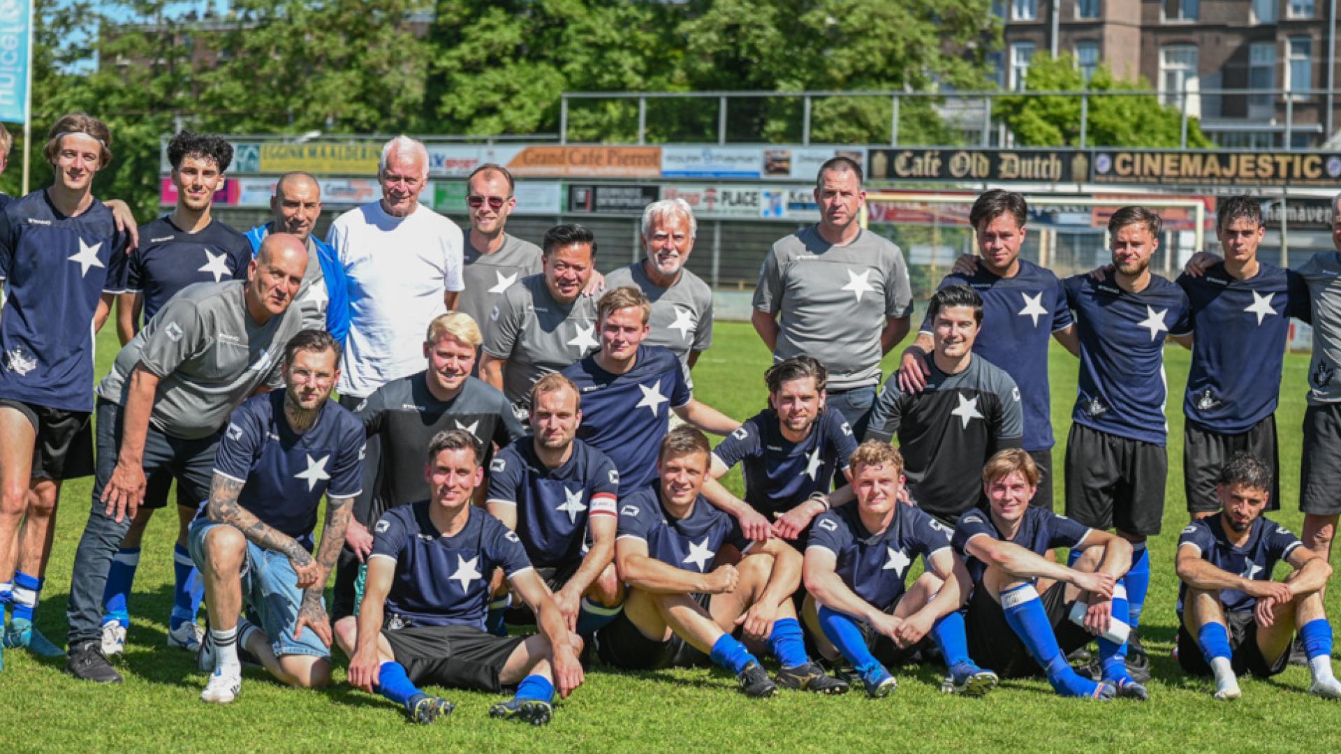 Voetbal herdenkt en viert vrijheid