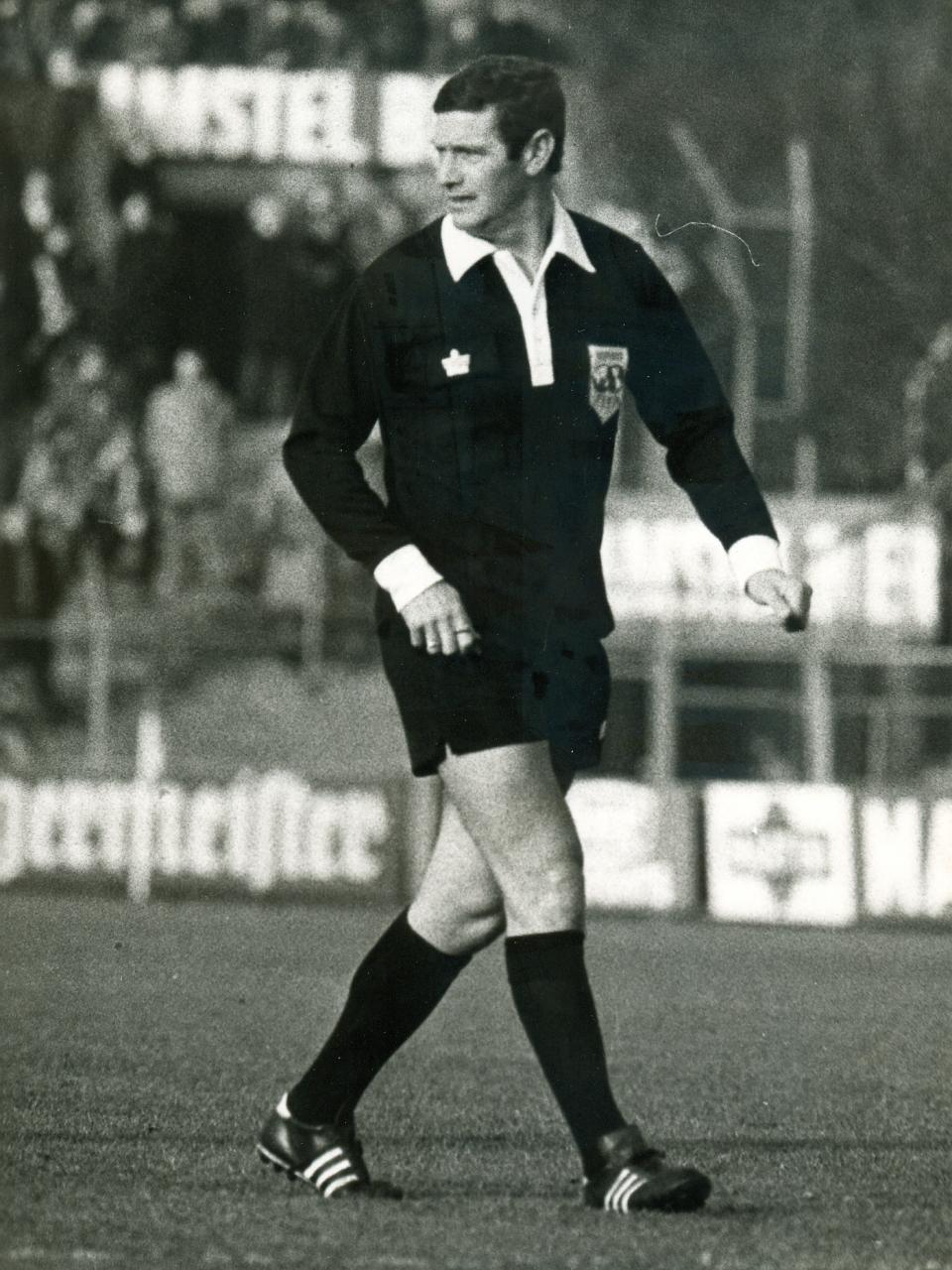 Voormalig toparbiter Charles Corver overleden KNVB