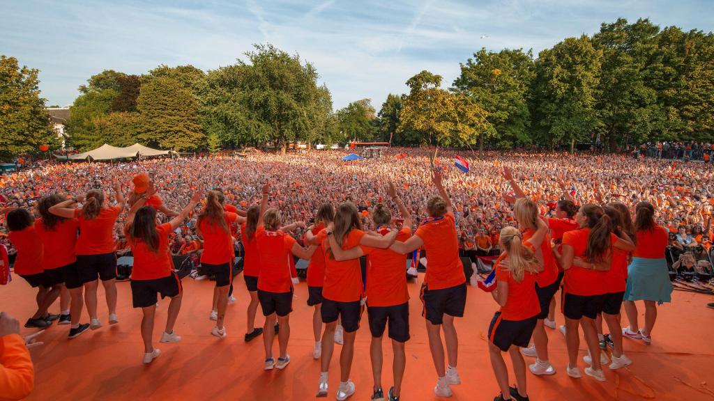 Oranjevrouwen_huldiging.jpg?itok=vJfJYj_0&focal_point=50,50