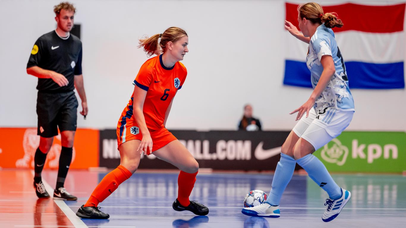 Zeventien spelers Oranje Futsal (v) komen bijeen voor trainingen in Zeist
