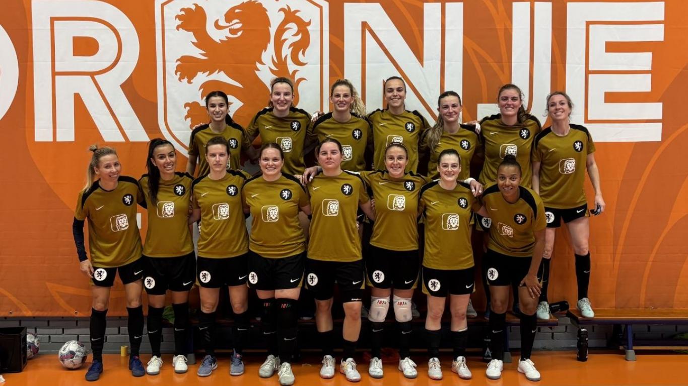 Zeventien speelsters Oranje Futsal (v) komen bijeen voor trainingen in Zeist