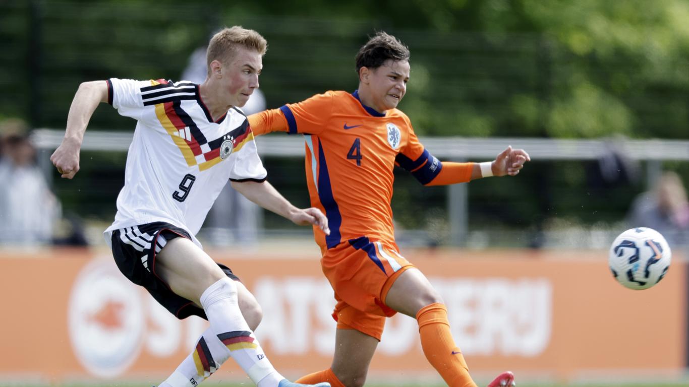 Onder 15 (m) poetst Duitsland van de mat in Oldenzaal; 5-0