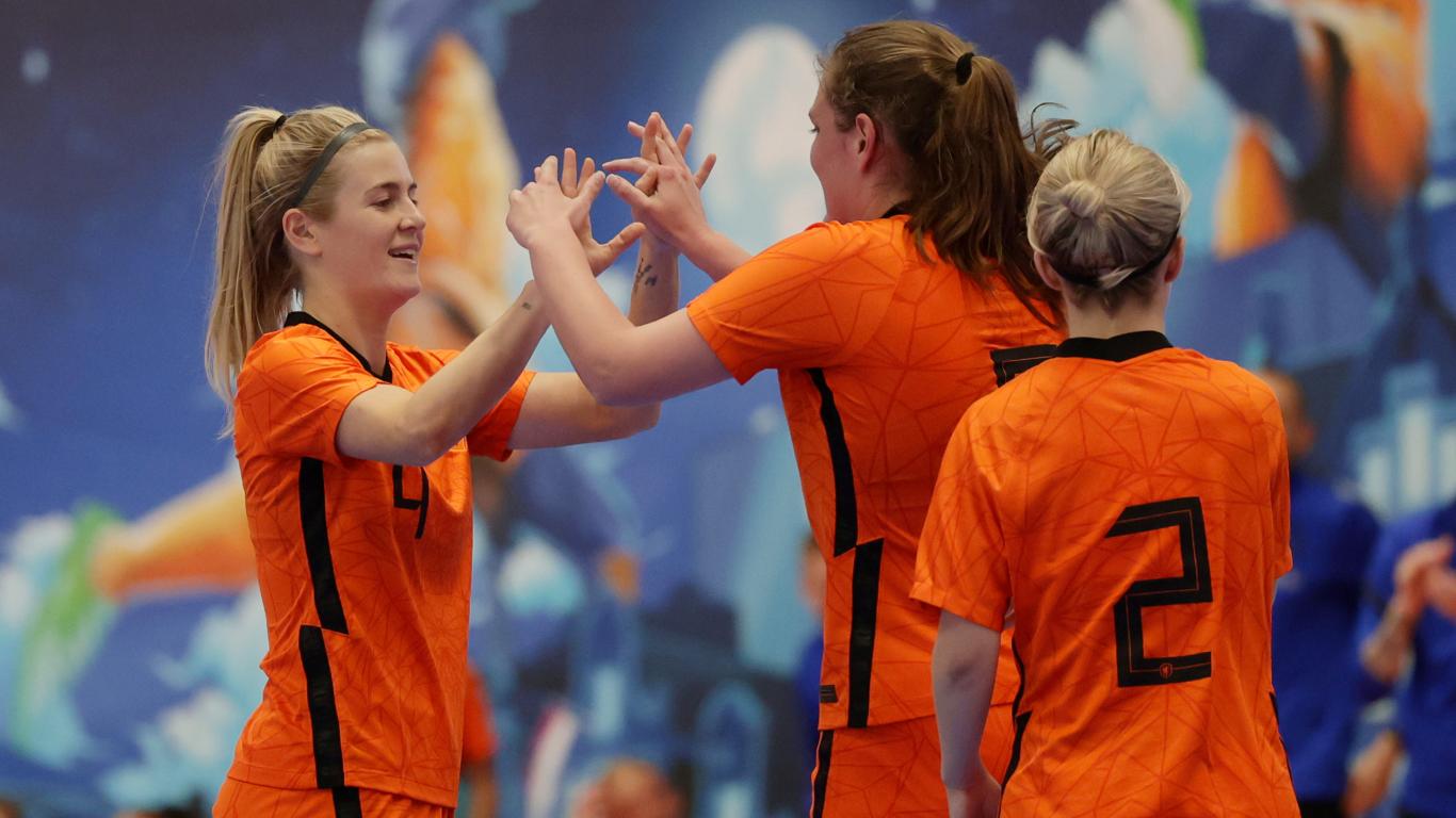 Debutanten loodsen Futsalvrouwen overtuigend langs België | OnsOranje