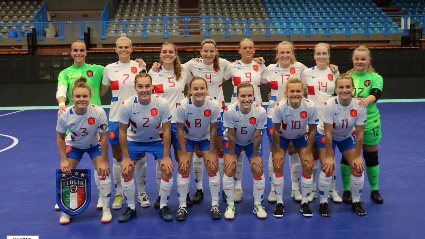 L’Italia è fortissima per le donne arancioni di futsal in esibizione L’Italia è fortissima per le donne arancioni di futsal in esibizione