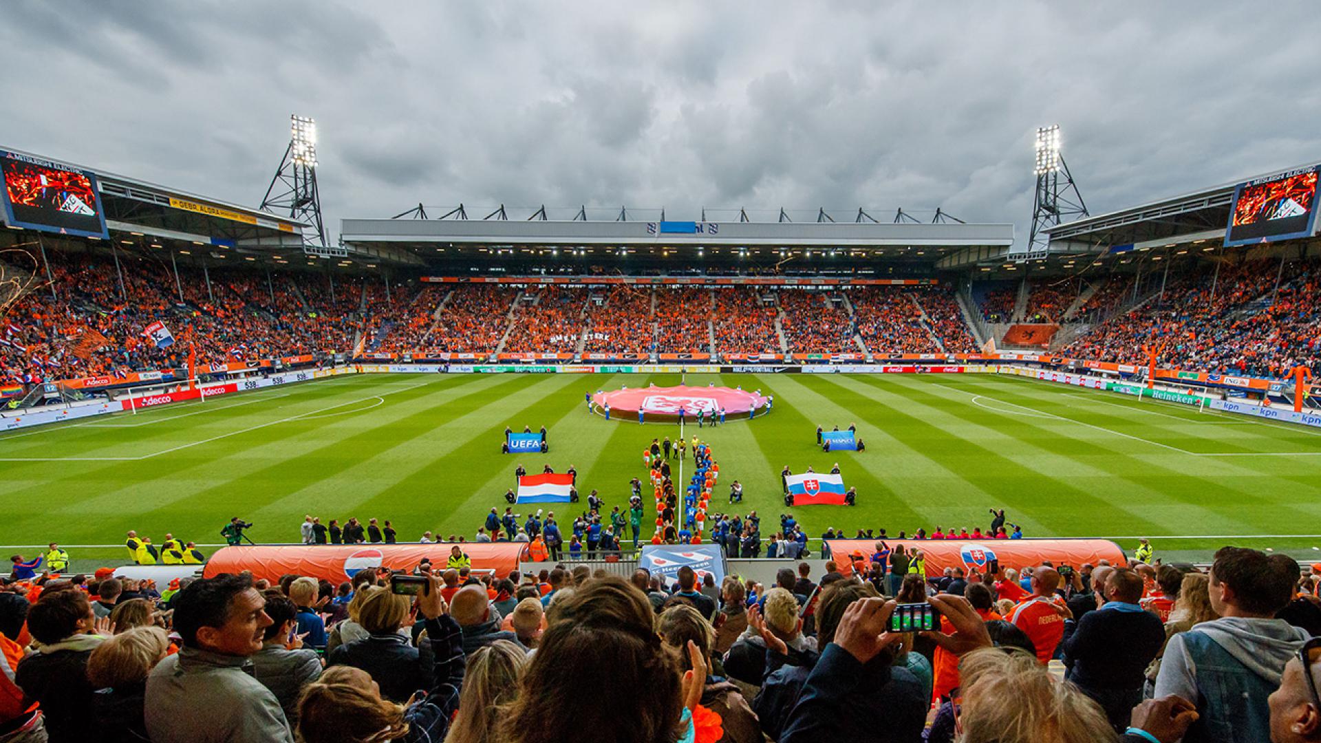 Lieke Martens schiet OranjeLeeuwinnen in extremis naar ...