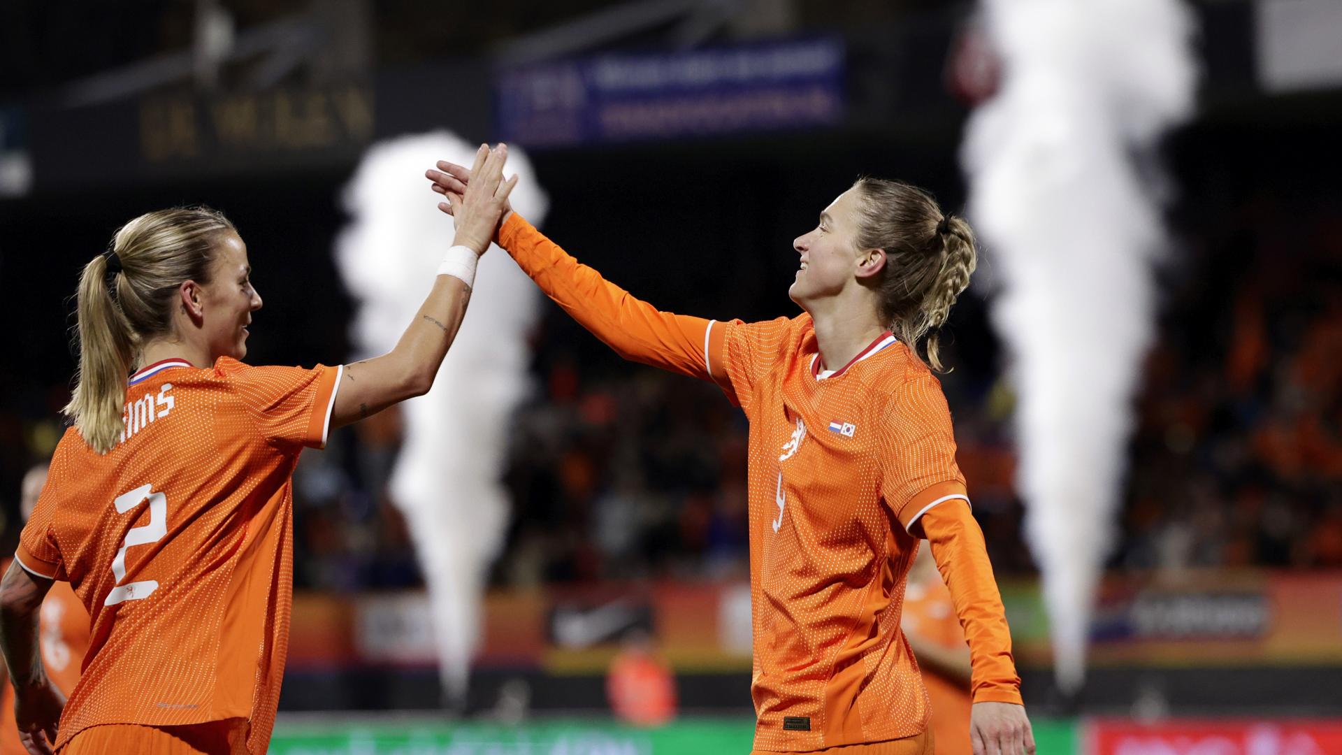 Vier goals Miedema tegen Zuid-Korea