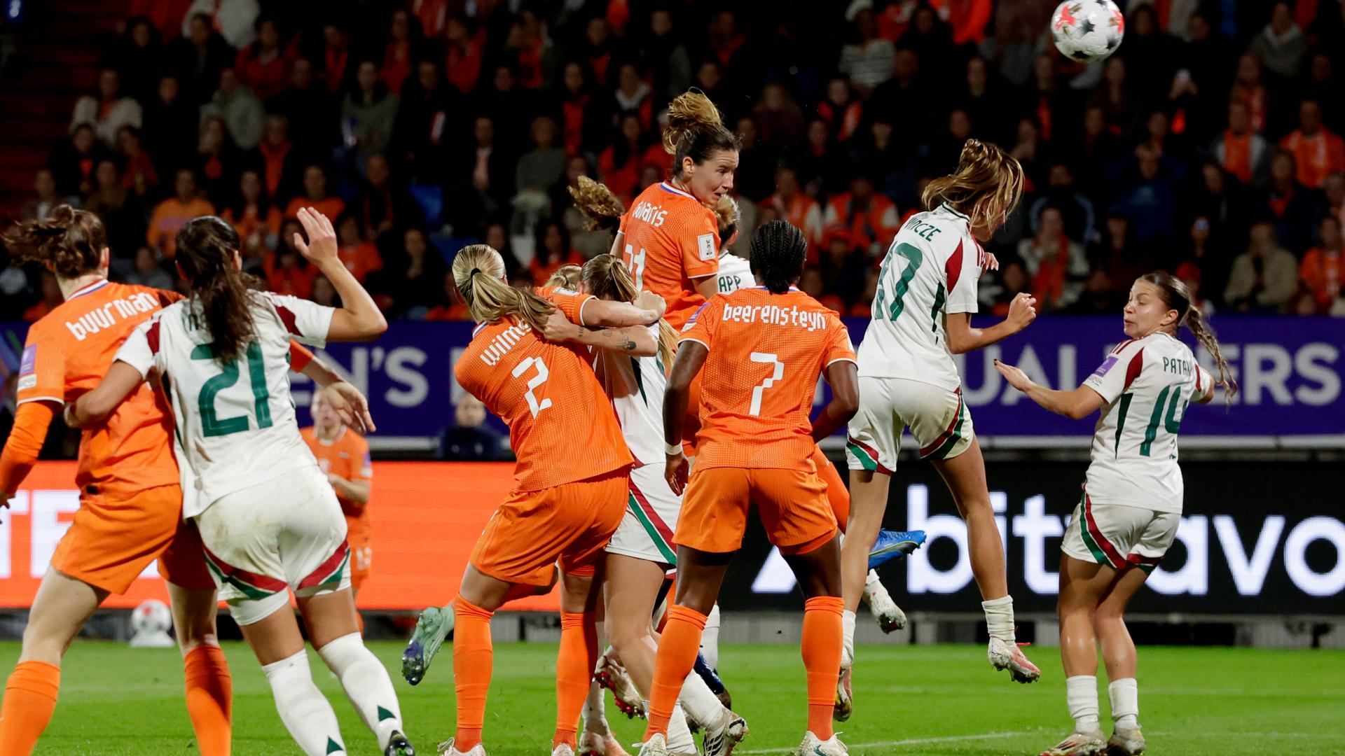 Oranje (v) gebruikt koppie tegen Hongarije